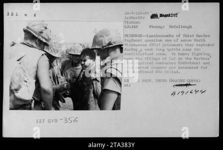 Auf diesem Foto, das am 6. Juli 1968 während des Vietnamkriegs aufgenommen wurde, verhören Leathernecks vom Dritten Marine-Regiment einen von sieben nordvietnamesischen Gefangenen, die sie in der Nähe der entmilitarisierten Zone nach einer einwöchigen Schlacht festnahmen. Zusätzlich beschlagnahmten die Marines zahlreiche Einzelpersonen und Besatzungsmitglieder und berichteten über 230 bestätigte NVA-Opfer. Das Foto wurde vom Fotografen McCullough aufgenommen und ist ein Foto des Verteidigungsministeriums aus dem Archiv des Marine Corps (Referenz: mis A191644). Stockfoto