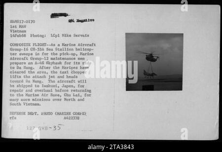 Marine Aircraft Group-12 bereitet eine A-48 Skyhawk für den Transport nach da Nang am 14. Februar 1968 vor. Ein CH-53A Sea Hallion Helikopter hebt das Flugzeug zur Reparatur nach Iwakuni, Japan, ab, bevor es für Missionen in Vietnam nach Chu Lai zurückkehrt. Stockfoto