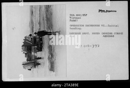 Eine Gruppe militärischer Fahrzeuge, einschließlich Jeeps, Maultiere, Lastwagen und Dünenwagen, während des Vietnamkrieges. Dieses Foto wurde im Februar 1967 aufgenommen und ist Teil der 9th Marine Amphibious Brigade/Ship Landing Force in Vietnam. Das Bild zeigt die erste Landung während der Operation Deckhouse VI VERTEIDIGUNGSABTEILUNG. FOTO (MARINE CORPS) ME A800968 127 GVB-343 Stockfoto