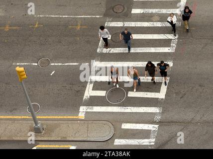 New York, USA - 9. Juni 2018: Menschen, die auf Zebrakreuzungen in New York laufen. Blick vom Wolkenkratzer auf die geschäftigen Straßen von New York. Stockfoto