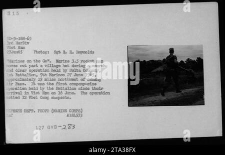 Bildunterschrift: 'Marine 3,5 Raketenmann durchsucht eine Dorfhütte während einer Durchsuchungs- und Löschoperation der Delta Company, 1. Bataillon, 9. Marines, etwa 13 Meilen nordwestlich der Danang Air Base am 27. Juni 1965. Die Operation führte zur Festnahme von 12 Verdächtigen in Vietnam. VERTEIDIGUNGSABTEILUNG. FOTO (MARINE CORPS) A.184.533 127 GVB-283' Stockfoto