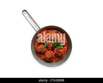 Fleischbällchen in Tomatensauce in einer Bratpfanne auf weißem Hintergrund isoliert Stockfoto