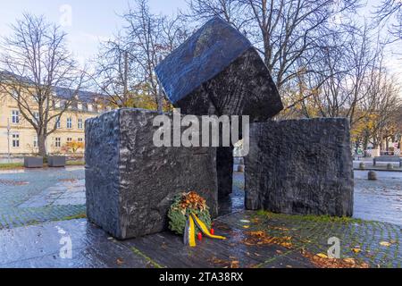 Mahnmal für die Opfer des Nationalsozialismus auf dem Stauffenbergplatz vor dem Alten Schloss. Bildhauer Elmar Daucher. // 20.11.2023: Stuttgart, Baden-Württemberg, Deutschland, Europa *** Gedenkstätte für die Opfer des Nationalsozialismus auf dem Stauffenbergplatz vor dem Alten Schlossbildhauer Elmar Daucher 20 11 2023 Stuttgart, Baden Württemberg, Deutschland, Europa Stockfoto