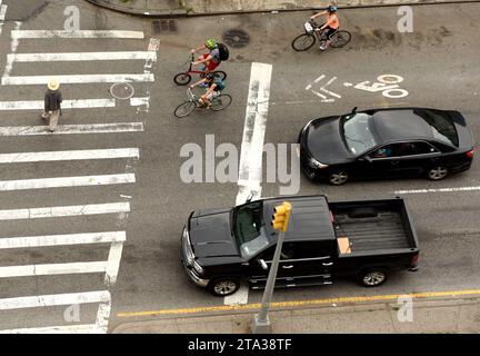 New York, USA - 9. Juni 2018: Menschen, die auf Zebrakreuzungen in New York laufen. Blick vom Wolkenkratzer auf die geschäftigen Straßen von New York. Stockfoto