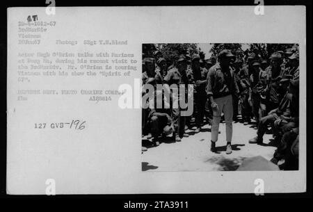 Der US-amerikanische Schauspieler Hugh O’Brien spricht mit den Marines in Dong Ha während seines Besuchs bei der 3. Marine Division in Vietnam. O'Brien, bekannt für seine Show Spirit of 67, tourte durch Vietnam, um Truppen zu unterhalten. Das Foto wurde am 20. Juni 1967 vom Fotografen SSgt T.N. Bland aufgenommen. Stockfoto