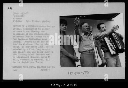 Schauspieler George Jessel unterhält Marine-Truppen im 3. Ingenieur-Bataillon bei Danang während seiner zweiten Tour in Vietnam im Juli 1966. Zusammen mit der Sängerin Diane Findlay und dem Akkordeonist Ron Richardello war Jessel zuvor bei seinem ersten Besuch von einer Viet Cong-Maschinenpistole verwundet worden, für die er von Generalleutnant Levis W Walt mit der Distinguished Service Medal ausgezeichnet wurde. Stockfoto