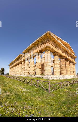 Paestum, Italien; 28. November 2023: Der Tempel der Hera in Paestum. Paestum enthält einige der am besten erhaltenen antiken griechischen Tempel der Welt Stockfoto