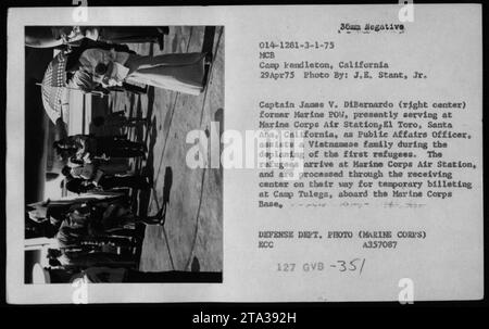 Vietnamesische Flüchtlinge kamen am 29. April 1975 auf der Marine Corps Air Station in Camp Pendleton an. Captain Janes V. DiBernardo, ehemaliger Marine-Kriegsgefangener und Public Affairs Officer an der Marine Corps Air Station, unterstützt eine vietnamesische Familie während des Planungsprozesses. Die Flüchtlinge werden vorübergehend in Camp Tulega untergebracht, das sich in der Marine Corps Base befindet. Stockfoto