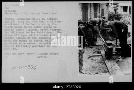 Ein Marine Sergeant, Billy D. Eakins, 24 Jahre alt, wird gesehen, wie er Mr. Cao Ban, einem Handwerker aus dem Dorf da da in Vietnam, assistiert. Das Foto zeigt Eakins, der Ban hilft, einen Blockpressen-Ziegelbauer zu betreiben. Diese Maschine wurde Ban von First Platoon, Brave Company, 1. Militärpolizeibataillon gespendet. Das Verbot wird die Ziegelsteine für den Bedarf der Gemeinschaft verwenden, und das Geld, das mit dem Verkauf dieser Steine erzielt wird, wird für den Kauf von mehr Zement verwendet, um eine stabile Versorgung zu gewährleisten. (Foto des Verteidigungsministeriums, Marine Corps) Stockfoto