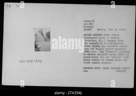 Der erste Lieutenant Louis J. Webner aus Palatin, Illinois, verlässt das Cockpit eines A4E-Skyhawk, nachdem er die 000. Kampfstunde für die Marine Attack Squadron (VMA)-311 absolviert hat. Das Geschwader, bekannt als die „Foments“, erreichte diesen Meilenstein zusammen mit 7.000 Kampfeinsätzen unter der Marine Aircraft Group (mag)-12 in Vietnam. September 1966. Foto von PFC. R. Cowen. Foto des Verteidigungsministeriums (Marine Corps) A421360. Stockfoto