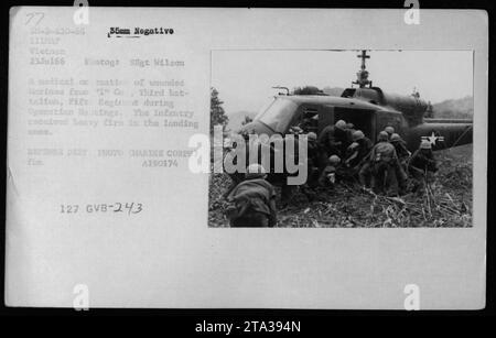 Medizinische Evakuierung verwundeter Marines aus 'I' Co. Während der Operation Hastings in Vietnam am 25. Juli 1966. Die Marines wurden in der Landezone schwer beschossen. Foto des Verteidigungsministeriums (Marine Corps) von SSgt Wilson. Lichtbildausweis: 3N-3-630-66. Stockfoto