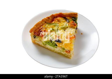 Quiche mit Gemüse, hausgemachter offener Kuchen, herzhafte Tarte auf weißem Hintergrund Stockfoto