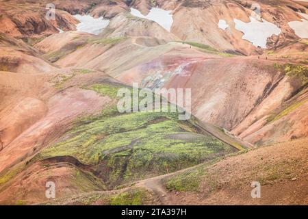 Eine atemberaubende Landschaft mit sanften Hügeln, die in einer lebhaften Farbpalette von Rot, Grün, Blau, Gelb und Violett gehalten sind Stockfoto