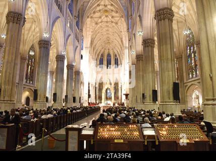 New York, USA - 9. Juni 2018: People on the Mass in St. Patrick's Cathedral in New York City. Stockfoto