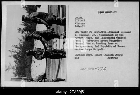 General Leonard F. Chapman Jr. und Generalleutnant Donn J. Robertson begrüßen Brigadegeneral Lee in einer Landungszone der 2. Marine Corps Brigade der Republik Korea bei einem Besuch der 1. Marine Division in Vietnam am 16. Januar 1971. Stockfoto