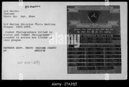 Die Plaque ehrt Kampffotografen, die während des Vietnamkriegs getötet oder verwundet wurden, und zeigt die Namen der Opfer auf und dokumentiert ihren Dienst von 1965 bis 1969. Stockfoto