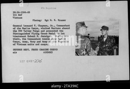General Leonard F. Chapman Jr., Kommandeur des Marine Corps, besuchte während des Vietnamkriegs die Marines an Bord der USS Valley Forge und verlieh die Distinguished Flying Cross Medal an Leutnant Robert H. Jernigan, der auf Marines-, Army-, Navy- und ARVN-Einheiten und -Lager tourte. Stockfoto