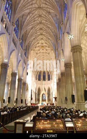 New York, USA - 9. Juni 2018: People on the Mass in St. Patrick's Cathedral in New York City. Stockfoto