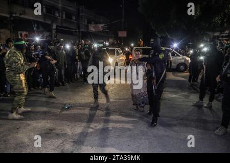 Rafah, Palästinensische Gebiete. November 2023. Hamas und Islamischer Dschihad übergeben im Rahmen eines Austauschvertrags zwischen Hamas und Israel neu freigelassene Geiseln an das Rote Kreuz in Rafah. Quelle: Stringer/dpa/Alamy Live News Stockfoto