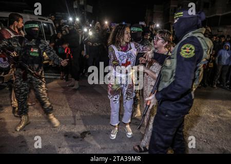 Rafah, Palästinensische Gebiete. November 2023. Hamas und Islamischer Dschihad übergeben im Rahmen eines Austauschvertrags zwischen Hamas und Israel neu freigelassene Geiseln an das Rote Kreuz in Rafah. Quelle: Stringer/dpa/Alamy Live News Stockfoto