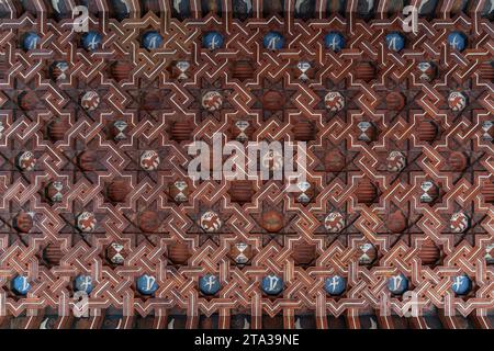 Toledo, Spanien - 17. März 23: Flacher Blick auf die dekorierte Decke des Kreuzgangkorridors des Klosters St. Johannes der Könige im Mudéjar-Stil in Toled Stockfoto