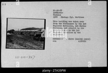 USMC und vietnamesische Gebäude und Bunker sind auf diesem Foto zu sehen, das 1966 während des Vietnamkriegs aufgenommen wurde. Dieses Gebäude wurde von den Vietnamesen erobert und vom 3. Ingenieur-Bataillon der 3. Marine-Division rekonstruiert. Das Bild wurde von CPL Martinez aufgenommen und ist ein Foto des Verteidigungsministeriums (Marine Corps), das als A186660 identifiziert wurde. Stockfoto