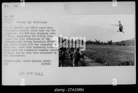 Bildunterschrift: Hubschrauber UH-34 im Einsatz während der Operation PIRANEA am 7. September 1965. Die Hubschrauber, die als HMG-261 und VMO-2 bezeichnet wurden, begleiteten Huey Hubschrauber zum 2nd Battalion, 4th RVM Army Regiment und halfen bei der Fertigstellung einer 8-Meilen-Linie über die Zwillingsminseln von Cap Batangan-Anky. Diese Truppenaufzugsmission wurde erfolgreich ausgeführt, ohne dass der Hubschrauber durch feindliche Schüsse beschädigt wurde. Fotografiert von Sgt McCullough. Bildnachweis: DEFENSE DEPT. FOTO (MARTHE CORPS) LUF A185221 127 GVB-222. Stockfoto