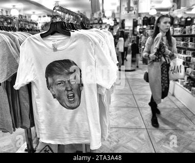 New York, USA - 10. Juni 2018: T-Shirt mit Donald Trump im Souvenirladen in New. Stockfoto