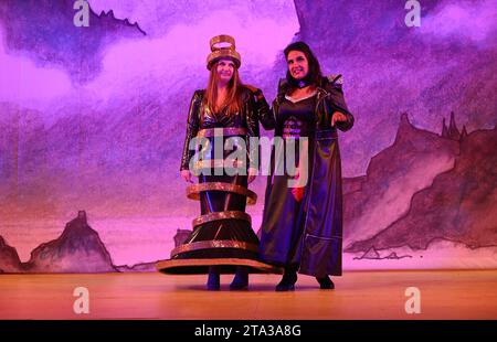 Fliegen Sie dieses Weihnachten auf Ihrem Zauberteppich bis nach East London, während Hackney Empire Panto Aladdin 2023 uns in eine magische neue Welt entführt! Diese klassische Geschichte von einem Jungen, der eine magische Lampe findet, die all seine Wünsche erfüllen kann, ist unheimlich lustig, mit lebhaften Kostümen und Effekten, unkontrollierbarem Lachen, eingängigen Liedern und dem Besten: Teilnahme am Publikum. Stockfoto