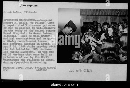 Der repatriierte Kriegsgefangene der US Marine, Sgt. Robert R. Helle, wird von Wohlgesinnten in der Lobby des United States Naval Hospital in Great Lakes, Illinois, begrüßt. Nachdem er 1968 als vermisst gemeldet wurde, wurde er von den Nordvietnamesen als Kriegsgefangener festgehalten. Dieses Foto zeigt einen Moment während der Operation Homecoming, bei der 26 Marines in Hanoi entlassen wurden. Stockfoto