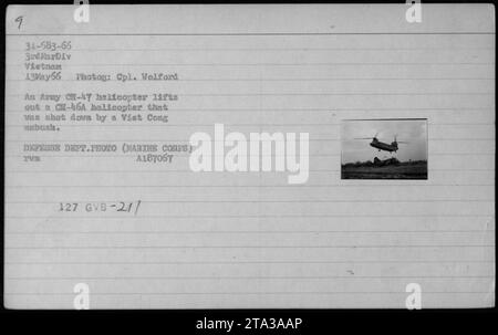 Ein Hubschrauber der Armee CH-47 hebt einen abgestürzten CH-46A nach einem Hinterhalt der Viet Cong in Vietnam am 13. Mai 1966 während amerikanischer Militäroperationen ab. Stockfoto