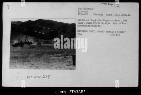 Ein CH-46 Hubschrauber im Logistic Support Area, Nuf Dang, während der Operation Deckhouse/DeSoto am 27. Februar 1967. Das Foto wurde von SSgt T. Bland Jr. vom 9. MAB/SLF Vietnam aufgenommen. Es war Teil der Task Force X-Ray. Dieses Bild stammt aus dem Archiv des Verteidigungsministeriums über amerikanische Militäraktivitäten während des Vietnamkriegs. Stockfoto