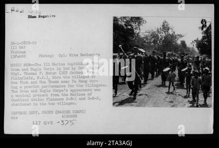 US Marine Corps Drum and Bugle Corps, angeführt von Drum Major MSgt. Thomas P. Moran von der III Marine Amphibious Force führt am 13. Februar 1969 eine Pre-Tet-Show für die Dorfbewohner von Hoa Vinh und Hoa Thunh in der Nähe von da Nang, Vietnam, auf. Die Aufführung ist ein Geschenk von Marines, die in den Combined Action-Platoons 2-8-1 und 2-8-2 stationiert sind. Dieses Foto wurde von Mike Detherage aufgenommen. Stockfoto