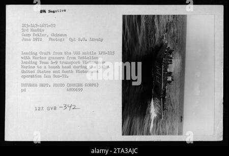 Im Juni 1972 transportierten Marineschützer des Bataillon-Landing-Teams 1-9 während der gemeinsamen US-südvietnamesischen Operation Lom Son-72 vietnamesische Marines mit LVT/LVTP zu einem Strandkopf. Stockfoto