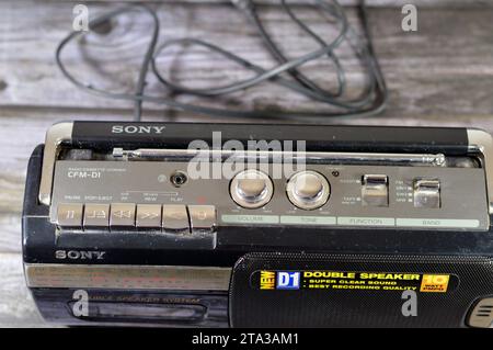 Kairo, Ägypten, 6. November 2023: Sony Radio Cassette Corder CFM-D1, Doppellautsprechersystem, Sony Group Corporation, früher bekannt als Tokyo Tsushin Kogyo Stockfoto