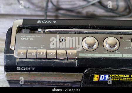 Kairo, Ägypten, 6. November 2023: Sony Radio Cassette Corder CFM-D1, Doppellautsprechersystem, Sony Group Corporation, früher bekannt als Tokyo Tsushin Kogyo Stockfoto