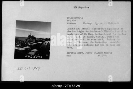 1st Light Flugabwehrbataillon kehrt aus Vietnam zurück - elektronische Ausrüstung wird auf die USS Tripoli LPH-10 geladen und zurück zur Marine Corps Base, 29 Palms, Kalifornien Das Bataillon stellte die Raketenverteidigung der da Nang Air Base während ihres Einsatzes zur Verfügung. VERTEIDIGUNGSABTEILUNG. FOTO (MARINE CORPS) 22. JULI 1967. Fotograf: Sgt A. P. McDonald Stockfoto