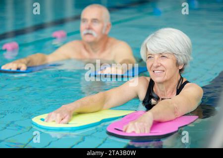 Ältere Menschen machen Aqua-Übungen im Pool Stockfoto