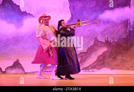 Fliegen Sie dieses Weihnachten auf Ihrem Zauberteppich bis nach East London, während Hackney Empire Panto Aladdin 2023 uns in eine magische neue Welt entführt! Diese klassische Geschichte von einem Jungen, der eine magische Lampe findet, die all seine Wünsche erfüllen kann, ist unheimlich lustig, mit lebhaften Kostümen und Effekten, unkontrollierbarem Lachen, eingängigen Liedern und dem Besten: Teilnahme am Publikum. Stockfoto