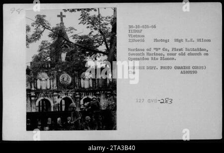 Marines der Bravo Kompanie, First Bataillon, Seventh Marines, werden in der Nähe einer alten Kirche während der Operation Rio Blanco am 23. November 1966 gesehen. Das Foto von SSgt R.E. Wilson zeigt die Patrouillen amerikanischer Militärs während des Vietnamkriegs. (Titelinformationen aus den angegebenen Details) Stockfoto