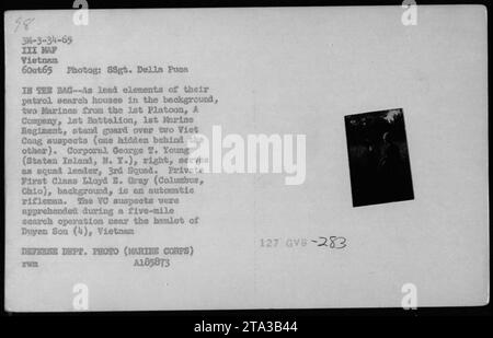 Marinepatrouillenmitglieder des 1. Platoon, Eine Kompanie, die Wache des 1. Marine-Regiments zwei verhaftete Verdächtige aus Vietnam während einer Suchoperation in Duyen Son (4), Vietnam. Corporal George T. Young führt das Team an, während der private First Class Lloyd E. Gray als automatischer Schützenjäger fungiert. Foto am 6. Oktober 1965. Stockfoto