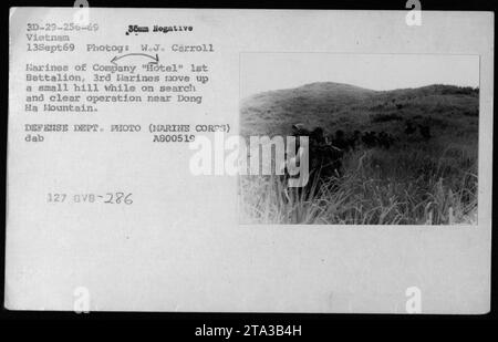 Marines vom Company Hotel, 1. Bataillon, 3. Marines führen eine Such- und Löschoperation in der Nähe des Dong Ha Berges durch und ziehen am 13. September 1969 in Vietnam einen Hügel hinauf. Stockfoto