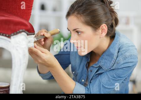 w Frau bei der Montage von Holzmöbeln Stockfoto