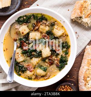 Köstliche Wurst- und Grünkohl-Zuppa-toscana-Suppe mit Blumenkohl-Gnocchi. Stockfoto