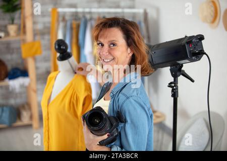 Junge Fotografin, die im Studio arbeitet Stockfoto