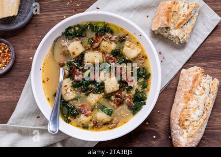 Zuppa toscana Suppe mit Blumenkohlgnocchi, serviert mit knusprigem Brot. Stockfoto