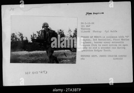 Ein Korpmann der K-Kompanie, 3. Bataillon, First Marine Regiment, riskiert sein Leben, um einem verwundeten Soldaten während der Operation Badger Tooth zu helfen. Das Foto, aufgenommen am 11. Januar 1968, zeigt die intensiven medizinischen Evakuierungsbemühungen im Feindfeuer in Vietnam. Die Beschriftung verweist auf bestimmte Details wie den Namen der Einheit, das Datum, den Namen des Fotografen und die offizielle Fotobezeichnung des Verteidigungsministeriums. Stockfoto