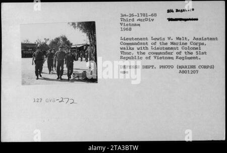 Leutnant Lewis W. Walt, stellvertretender Kommandant des Marine Corps, geht an der Seite von Oberstleutnant Thuc, Kommandeur des 51. Regiments der Republik Vietnam. Das Foto wurde während des Vietnamkrieges 1968 aufgenommen. Stockfoto