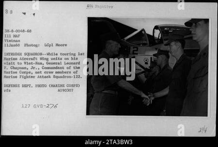 General Leonard F. Chapman, Kommandant des Marine Corps, besucht 1st Marine Aircraft Wing Einheiten in Vietnam, besucht die Eindringgeschwader und trifft am 11. Januar 1968 Besatzungsmitglieder der Marine Fighter Attack Squadron-122. Stockfoto