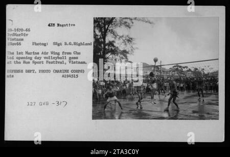 Mitglieder des 1. Marine Air Wing aus Chu Lai werden während des Hue Sport Festivals in Vietnam am 2. November 1966 bei einem Volleyballspiel beobachtet. Dieses Foto zeigt einen Moment der Ruhe und Entspannung für das amerikanische Militär während ihrer Zeit in Vietnam. Stockfoto